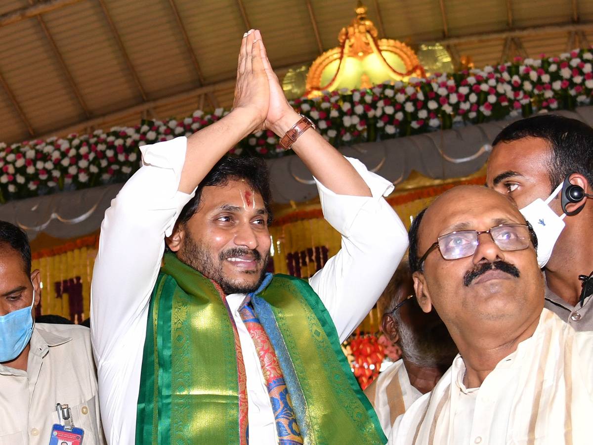 CM Jagan Attend Vontimitta Kodandarama Kalyanam 2022 Photo Gallery - Sakshi1