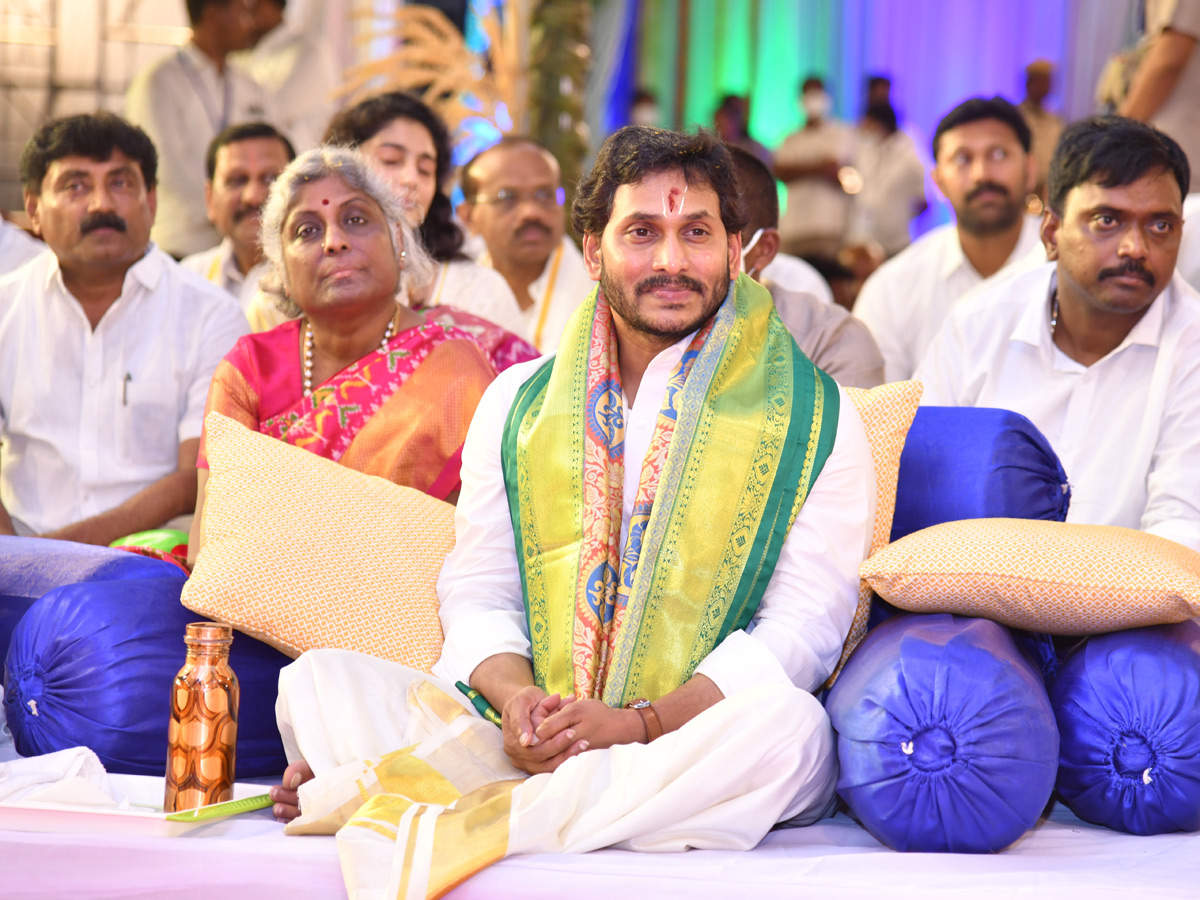 CM Jagan Attend Vontimitta Kodandarama Kalyanam 2022 Photo Gallery - Sakshi18