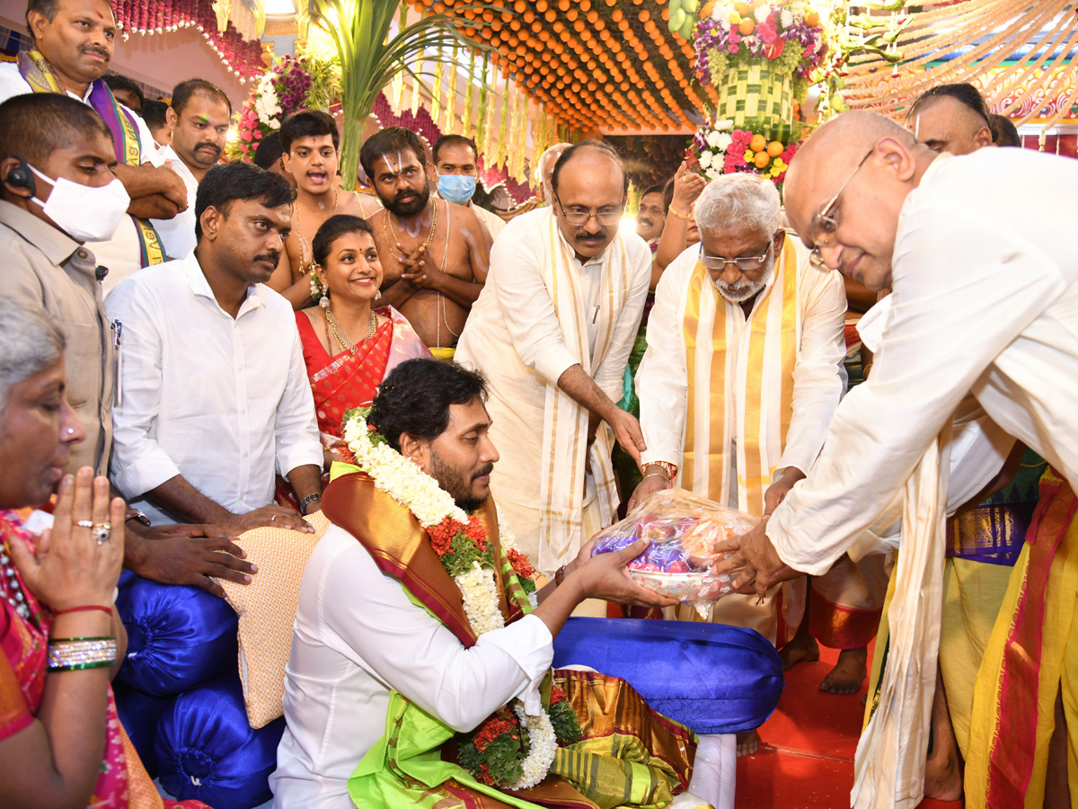 CM Jagan Attend Vontimitta Kodandarama Kalyanam 2022 Photo Gallery - Sakshi3