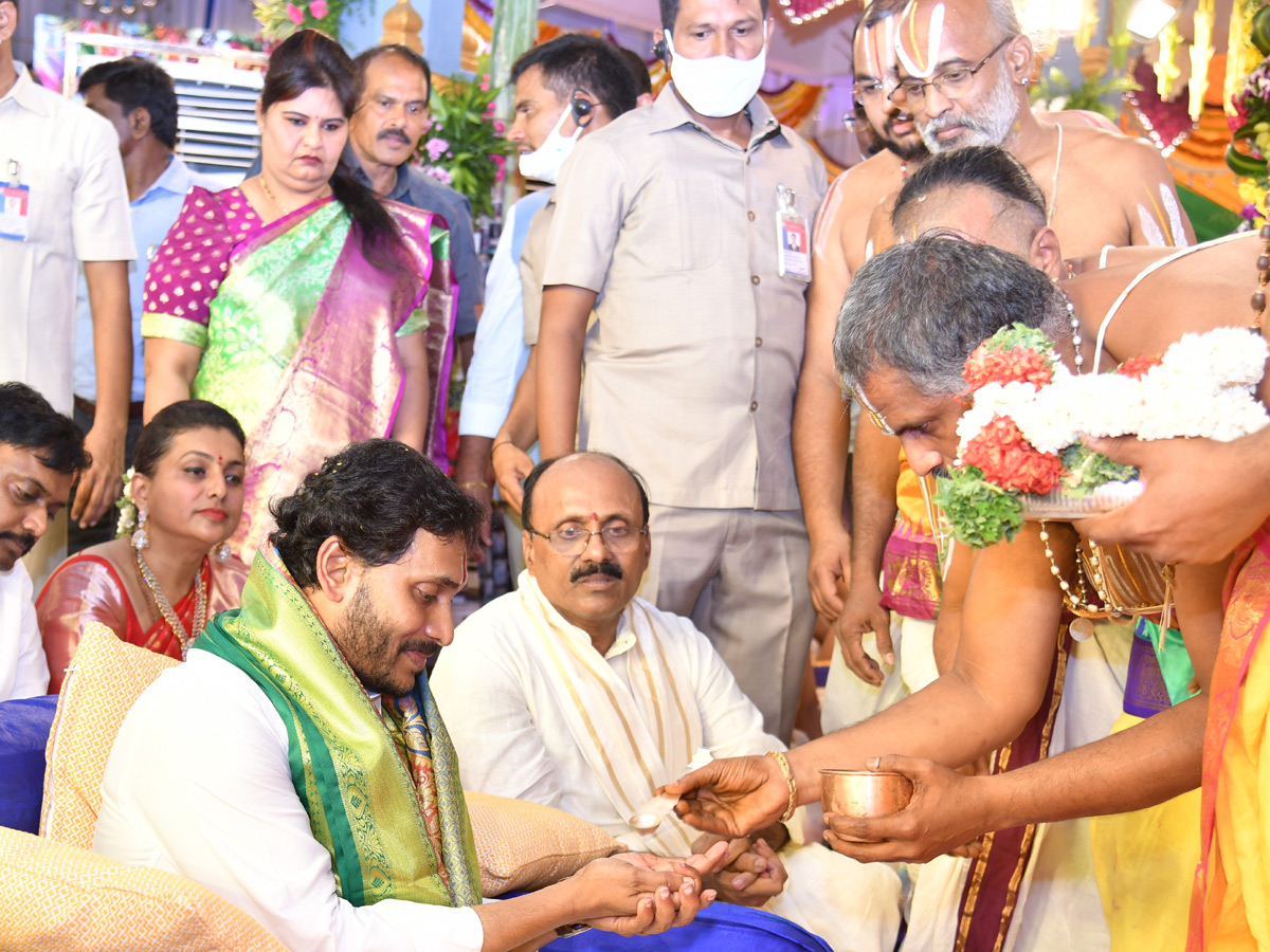 CM Jagan Attend Vontimitta Kodandarama Kalyanam 2022 Photo Gallery - Sakshi20