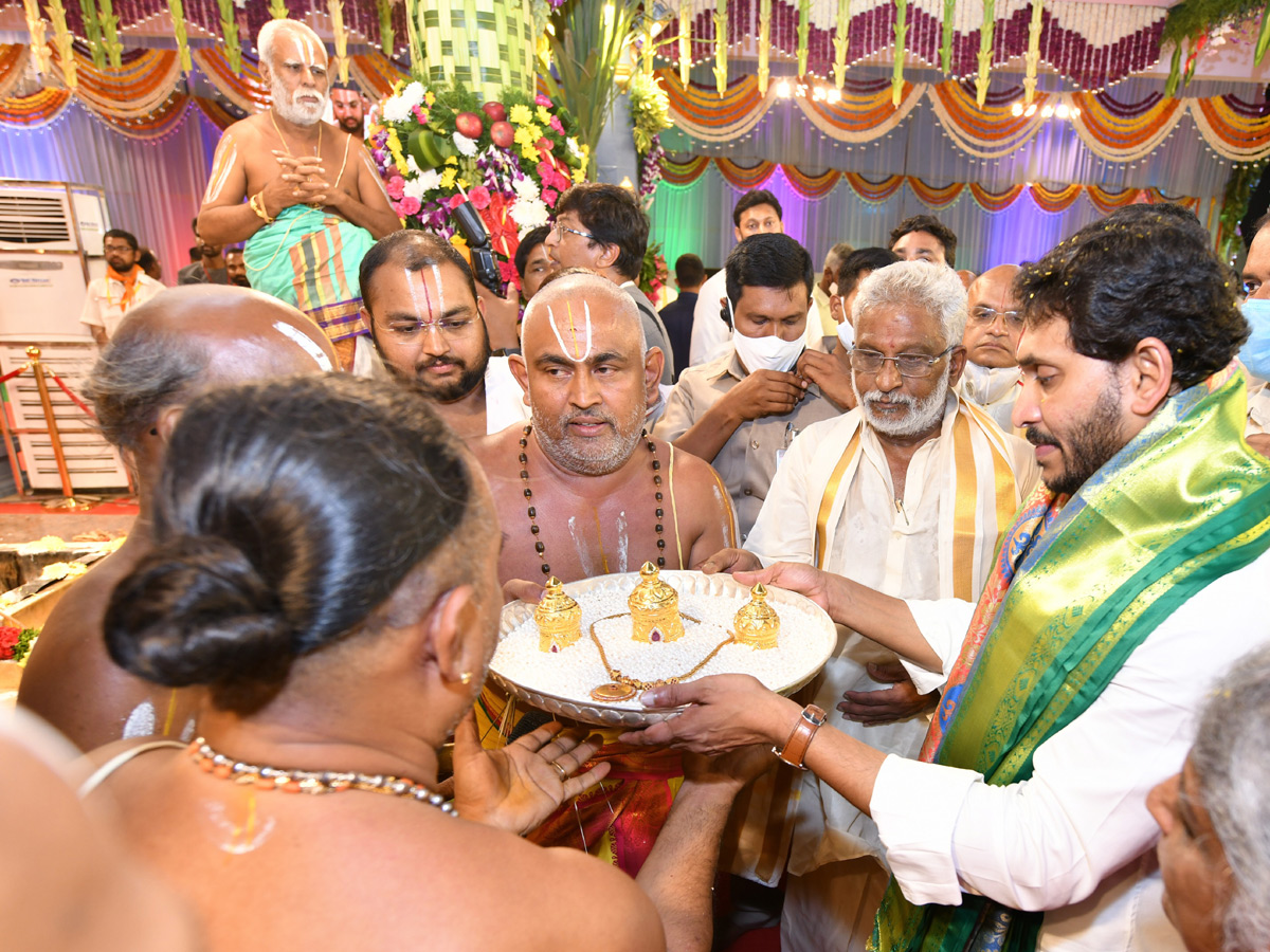 CM Jagan Attend Vontimitta Kodandarama Kalyanam 2022 Photo Gallery - Sakshi22