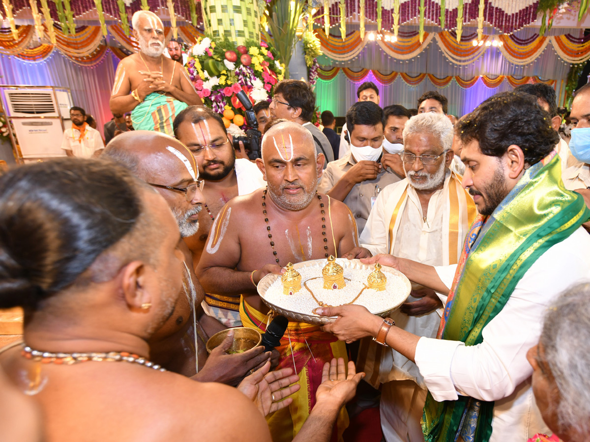 CM Jagan Attend Vontimitta Kodandarama Kalyanam 2022 Photo Gallery - Sakshi23