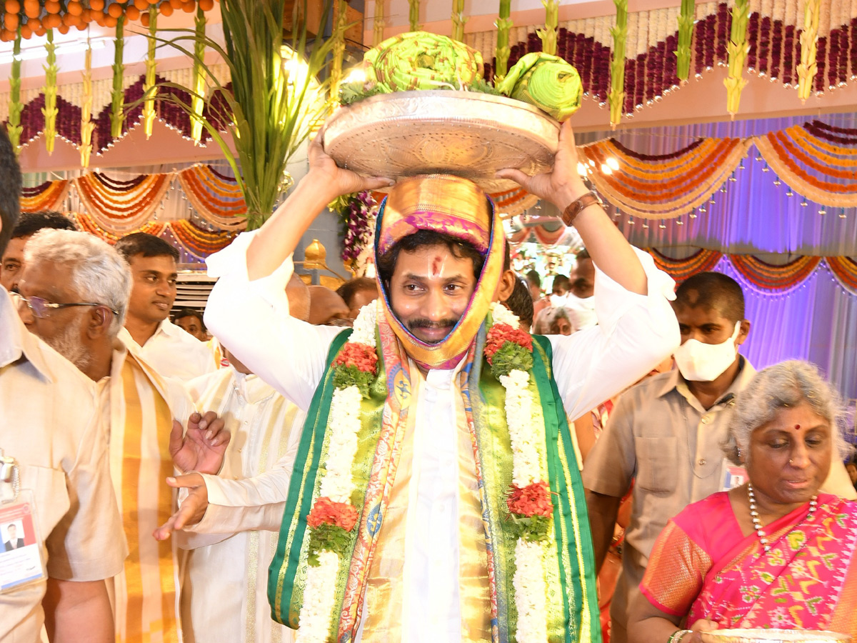 CM Jagan Attend Vontimitta Kodandarama Kalyanam 2022 Photo Gallery - Sakshi24