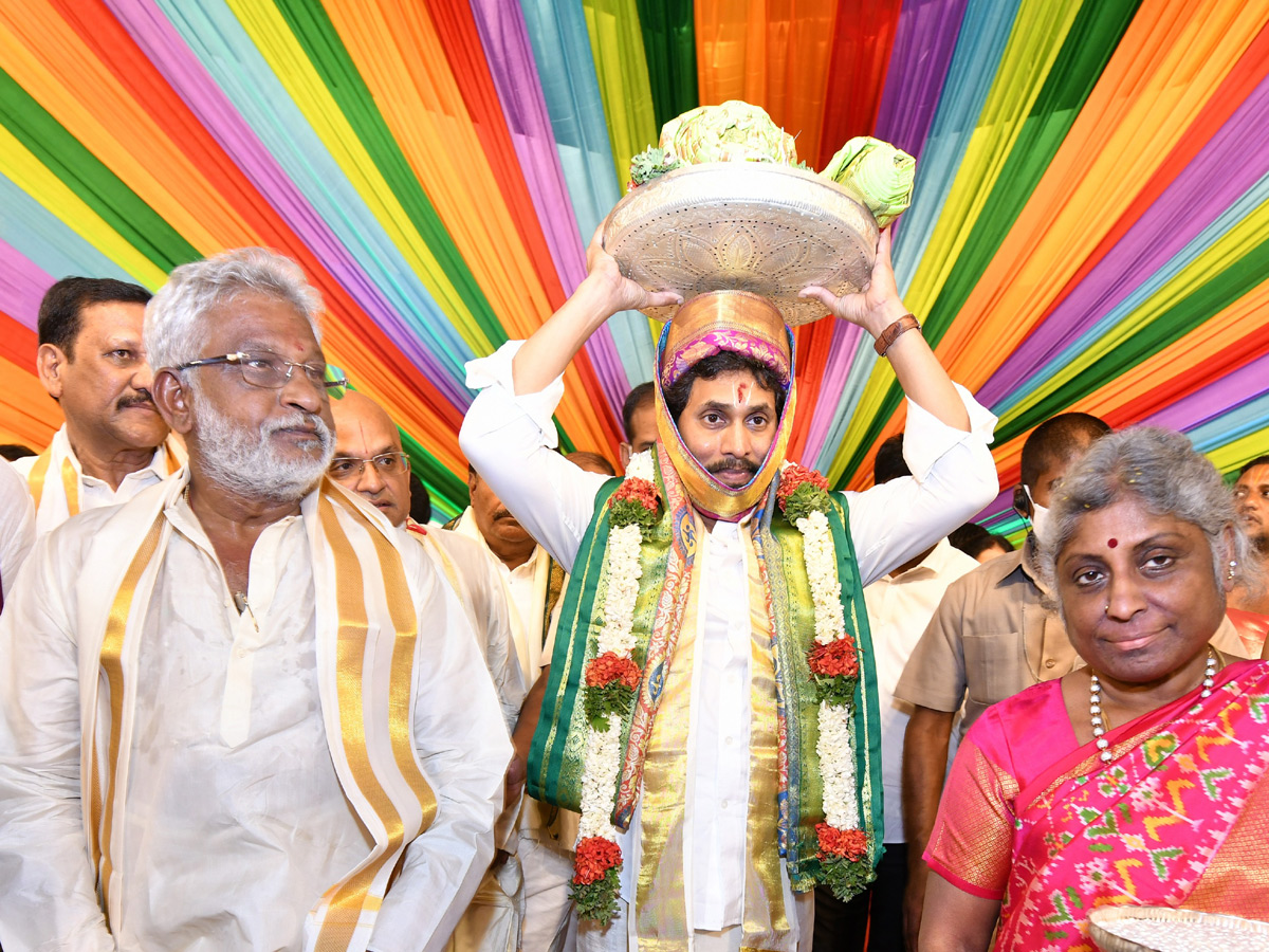 CM Jagan Attend Vontimitta Kodandarama Kalyanam 2022 Photo Gallery - Sakshi25