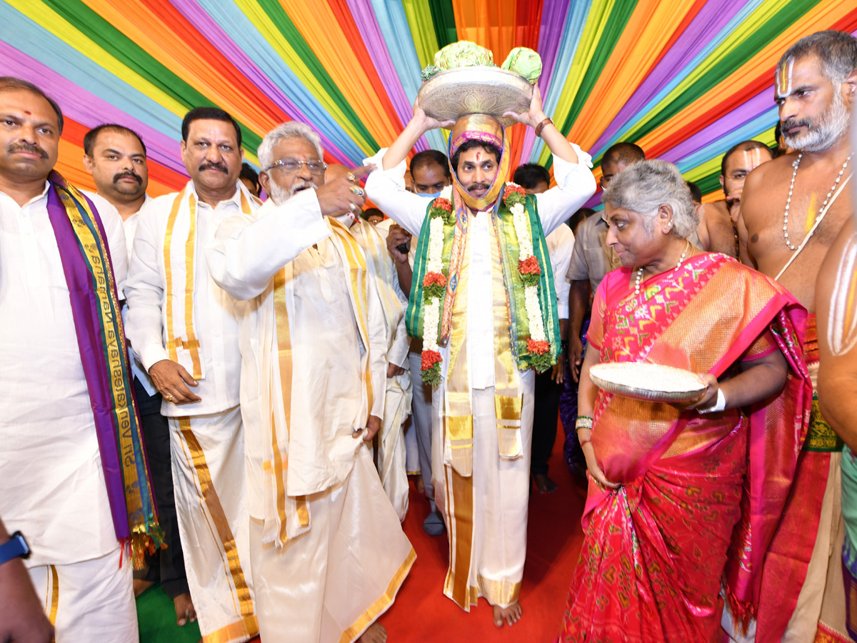 CM Jagan Attend Vontimitta Kodandarama Kalyanam 2022 Photo Gallery - Sakshi26