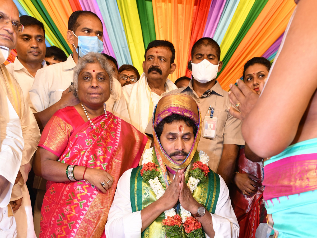 CM Jagan Attend Vontimitta Kodandarama Kalyanam 2022 Photo Gallery - Sakshi27