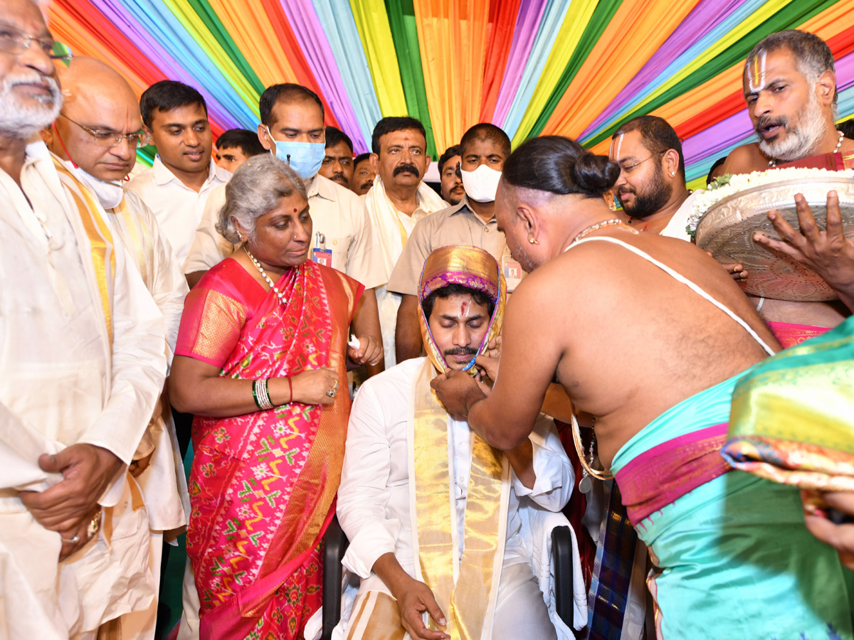 CM Jagan Attend Vontimitta Kodandarama Kalyanam 2022 Photo Gallery - Sakshi28