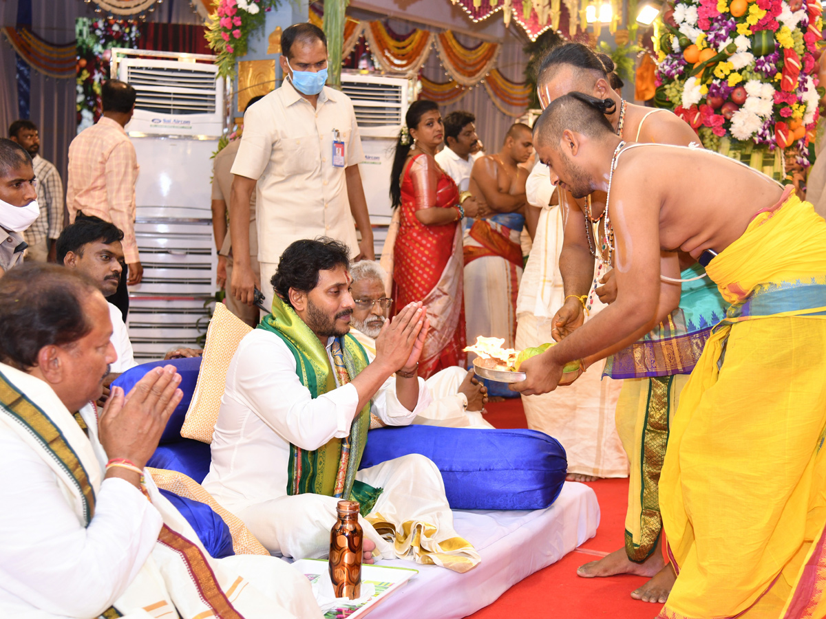 CM Jagan Attend Vontimitta Kodandarama Kalyanam 2022 Photo Gallery - Sakshi4