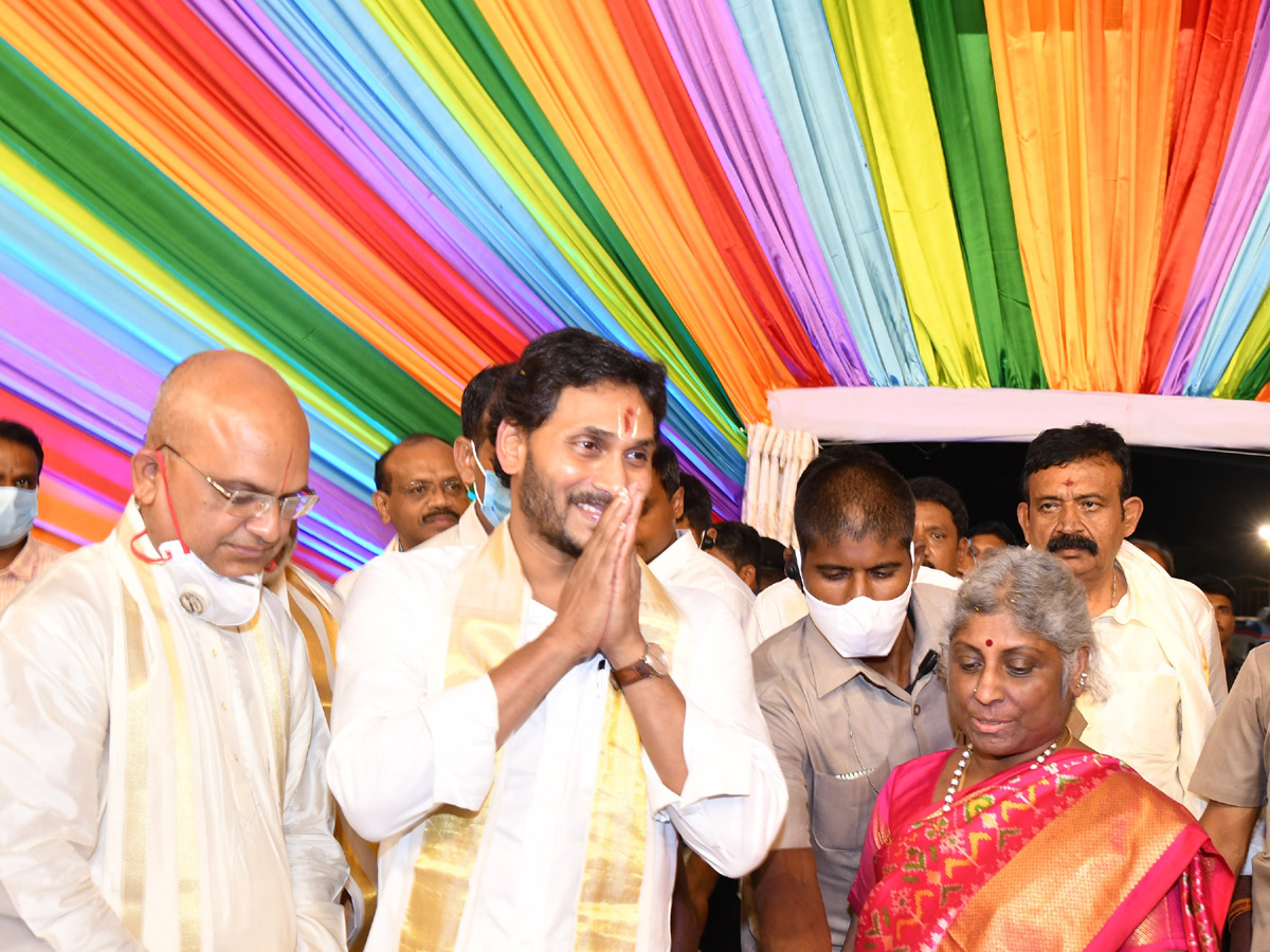 CM Jagan Attend Vontimitta Kodandarama Kalyanam 2022 Photo Gallery - Sakshi29