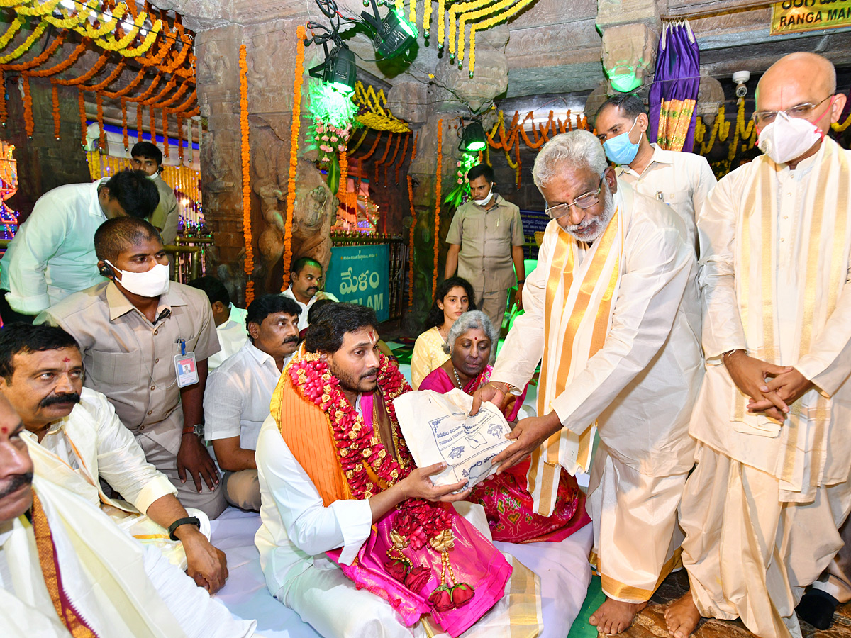 CM Jagan Attend Vontimitta Kodandarama Kalyanam 2022 Photo Gallery - Sakshi32