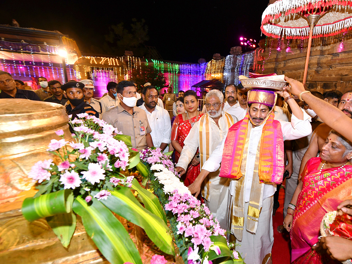 CM Jagan Attend Vontimitta Kodandarama Kalyanam 2022 Photo Gallery - Sakshi34