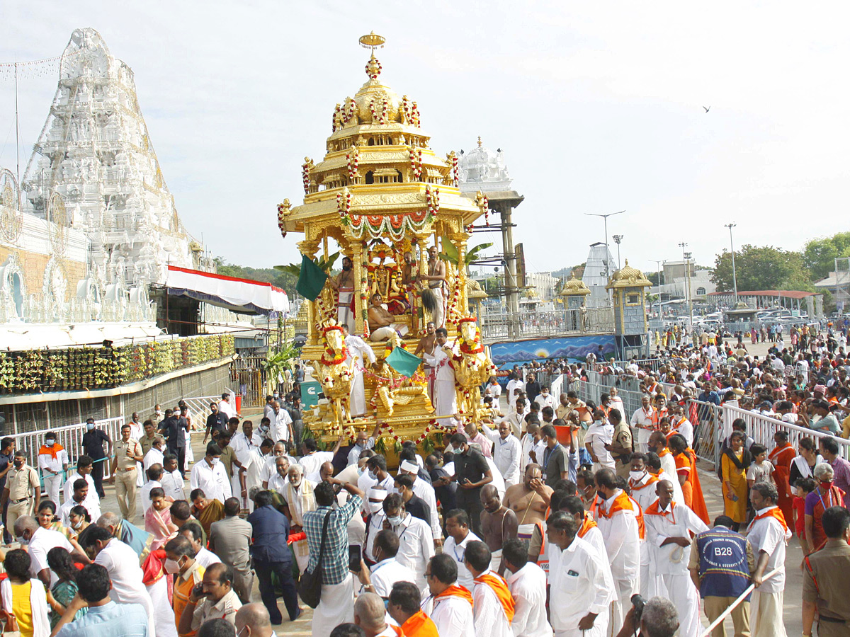 Srivaru on Swarna Ratham at Tirumala Photo Gallery - Sakshi2