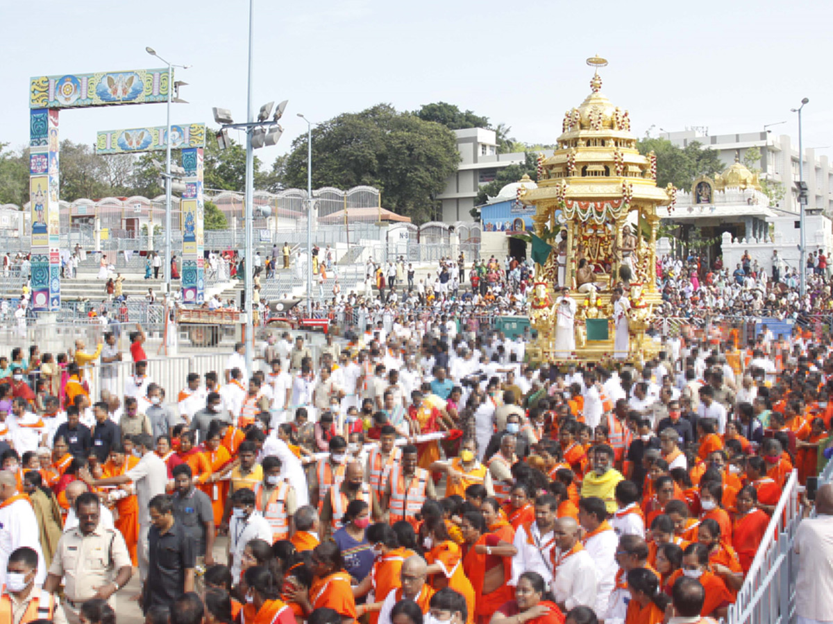 Srivaru on Swarna Ratham at Tirumala Photo Gallery - Sakshi11