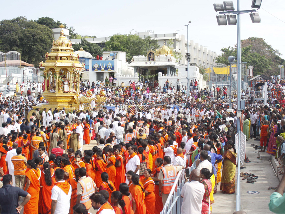 Srivaru on Swarna Ratham at Tirumala Photo Gallery - Sakshi12