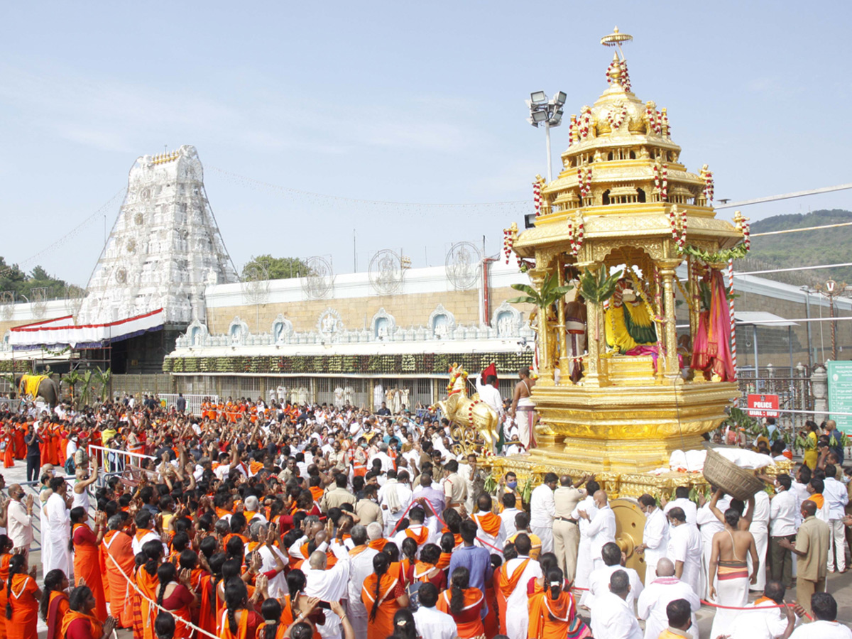 Srivaru on Swarna Ratham at Tirumala Photo Gallery - Sakshi13