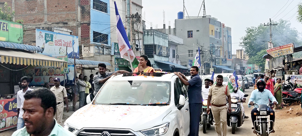 YSRCP Leaders Grand Welcome to Minister RK Roja - Sakshi8