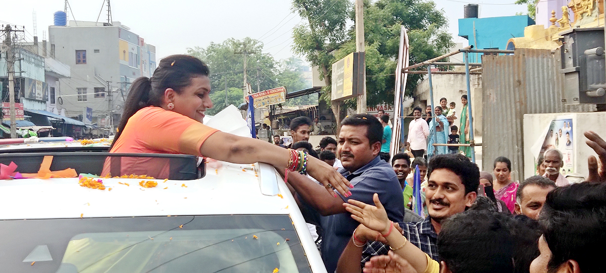 YSRCP Leaders Grand Welcome to Minister RK Roja - Sakshi2