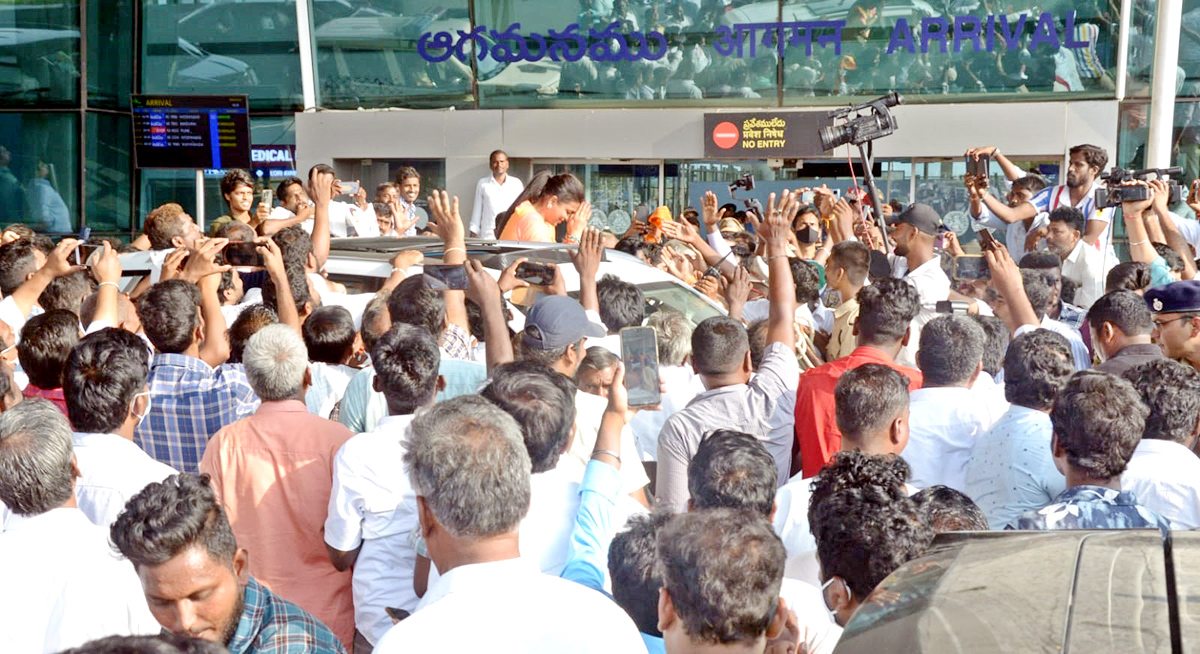 YSRCP Leaders Grand Welcome to Minister RK Roja - Sakshi10