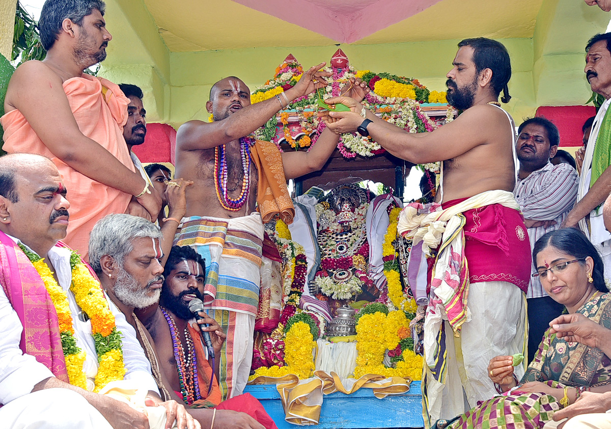 Chadalavada Raghu Nayakula Swamy Kalyanam Photos - Sakshi5