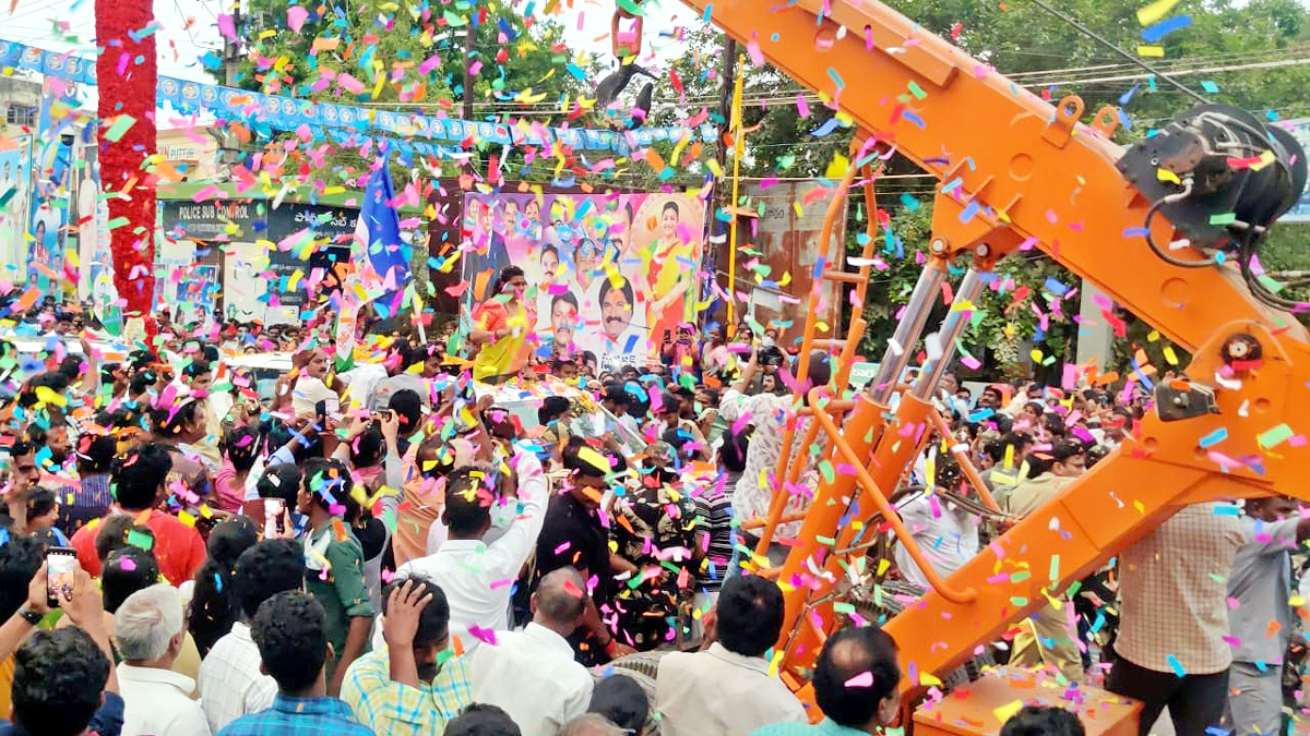 YSRCP Leaders Grand Welcome to Minister RK Roja - Sakshi5