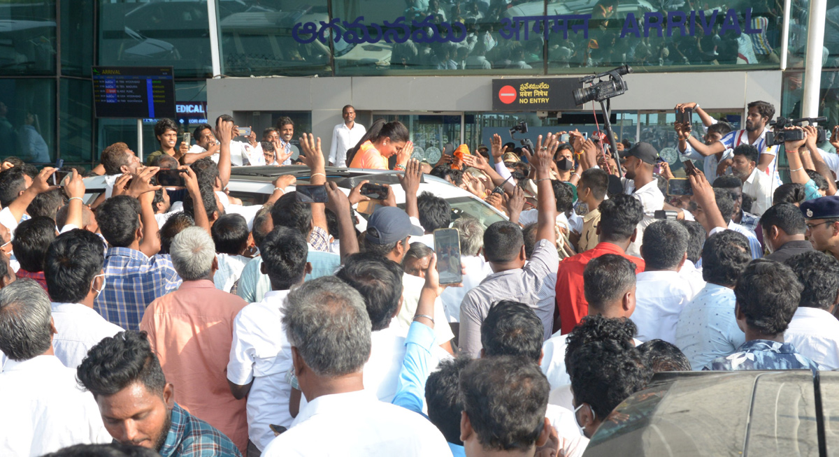 YSRCP Leaders Grand Welcome to Minister RK Roja - Sakshi12