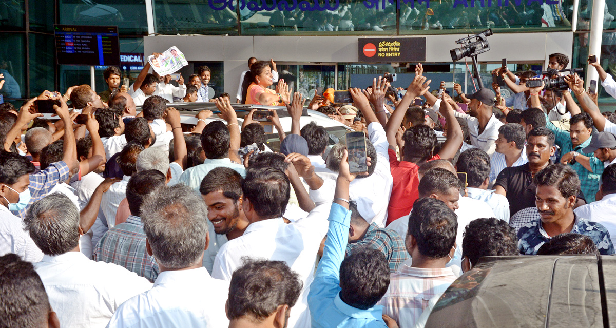 YSRCP Leaders Grand Welcome to Minister RK Roja - Sakshi13