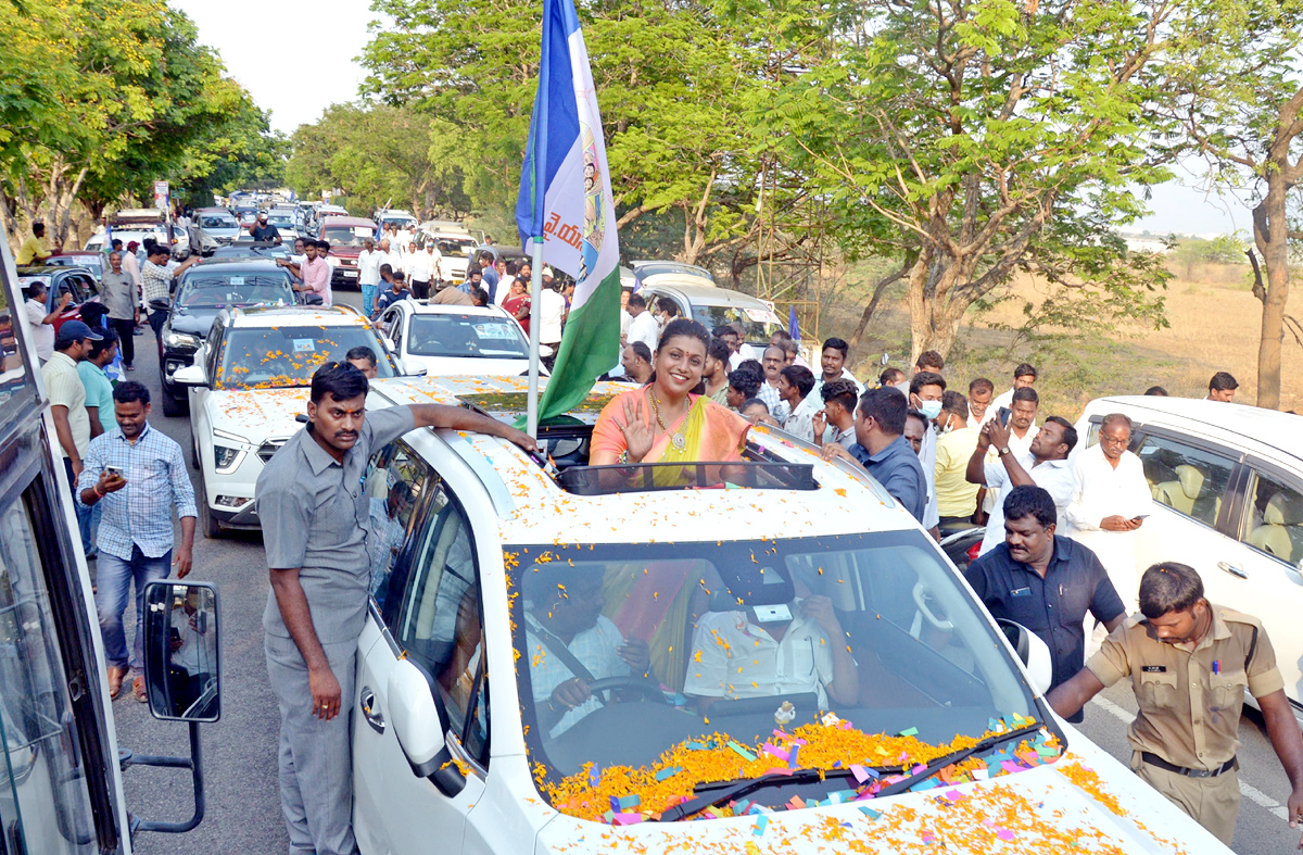 YSRCP Leaders Grand Welcome to Minister RK Roja - Sakshi15