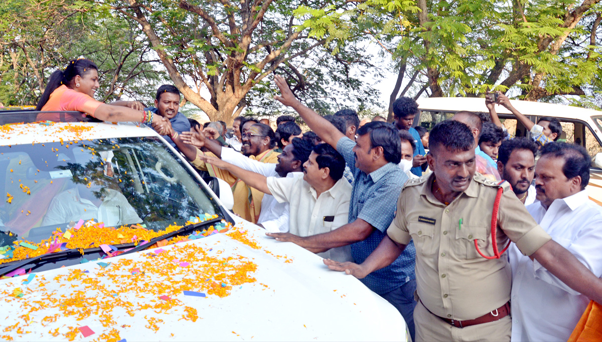 YSRCP Leaders Grand Welcome to Minister RK Roja - Sakshi17