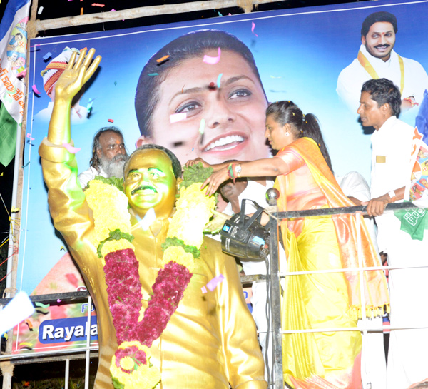 YSRCP Leaders Grand Welcome to Minister RK Roja - Sakshi18