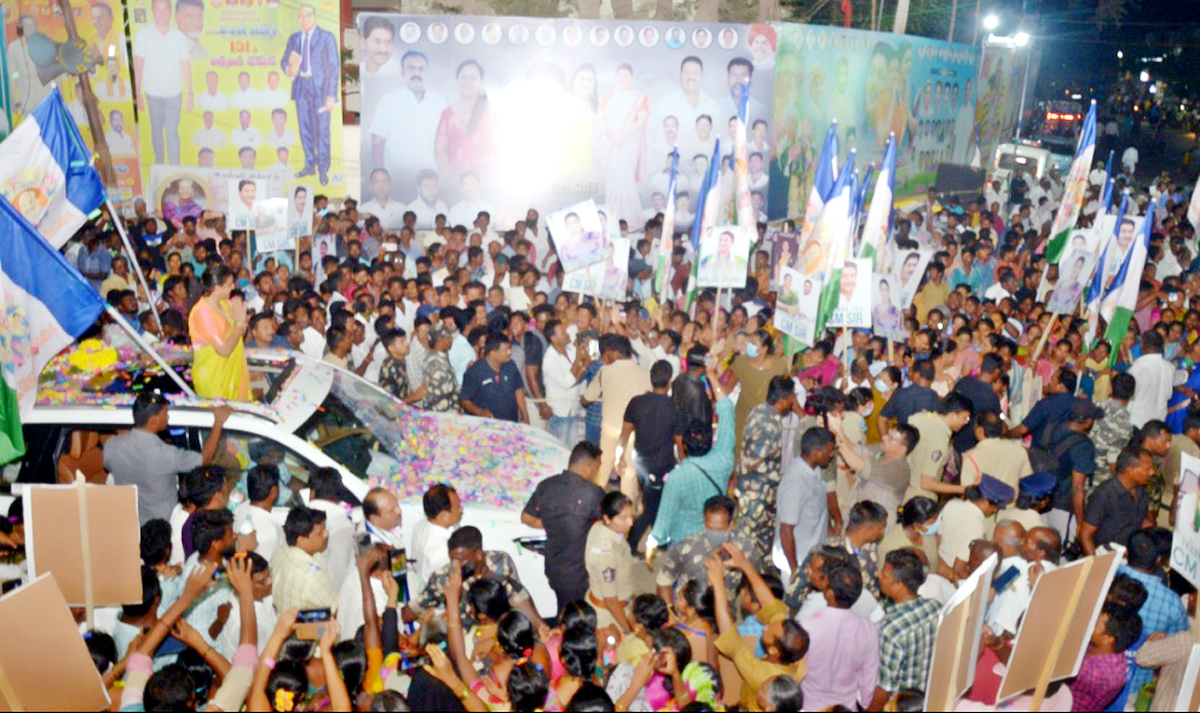 YSRCP Leaders Grand Welcome to Minister RK Roja - Sakshi19