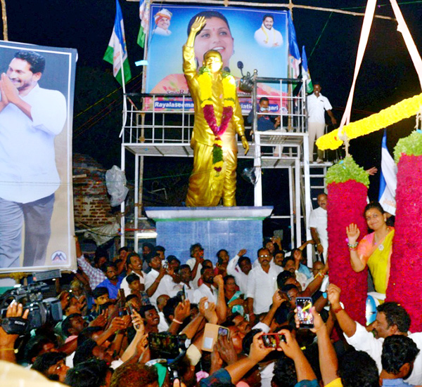 YSRCP Leaders Grand Welcome to Minister RK Roja - Sakshi21