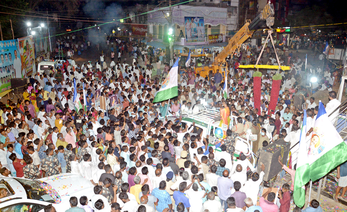 YSRCP Leaders Grand Welcome to Minister RK Roja - Sakshi23