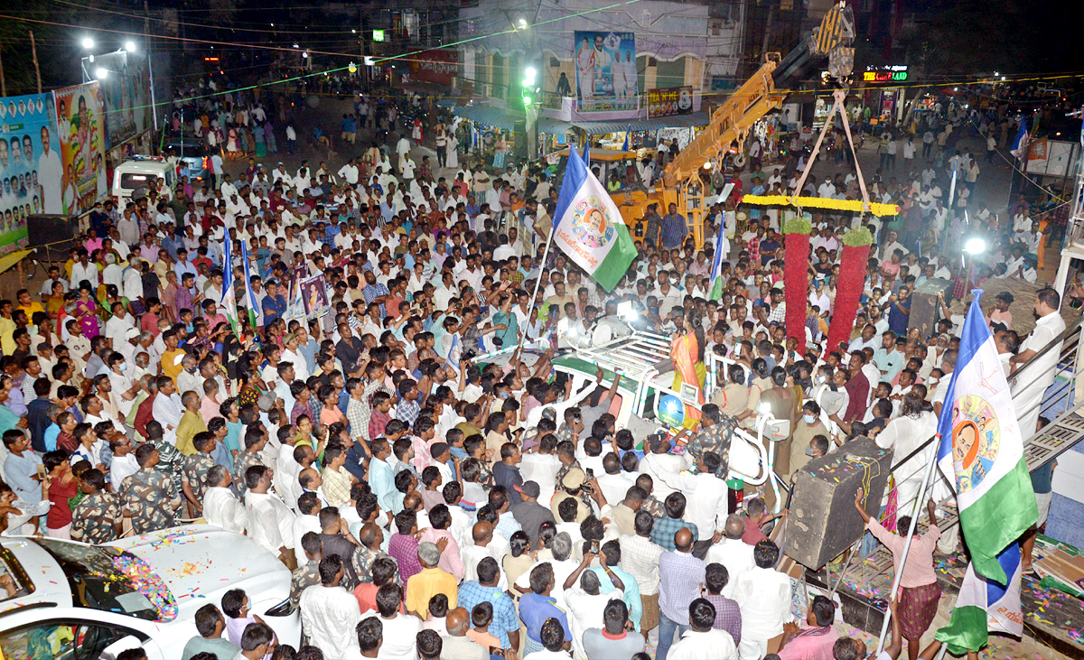 YSRCP Leaders Grand Welcome to Minister RK Roja - Sakshi24