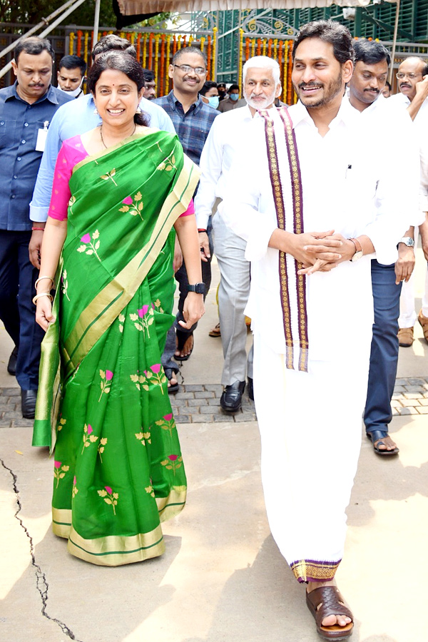 Photos: CM YS Jagan Couple Attends Ugadi Celebrations 2022 Tadepalli - Sakshi5