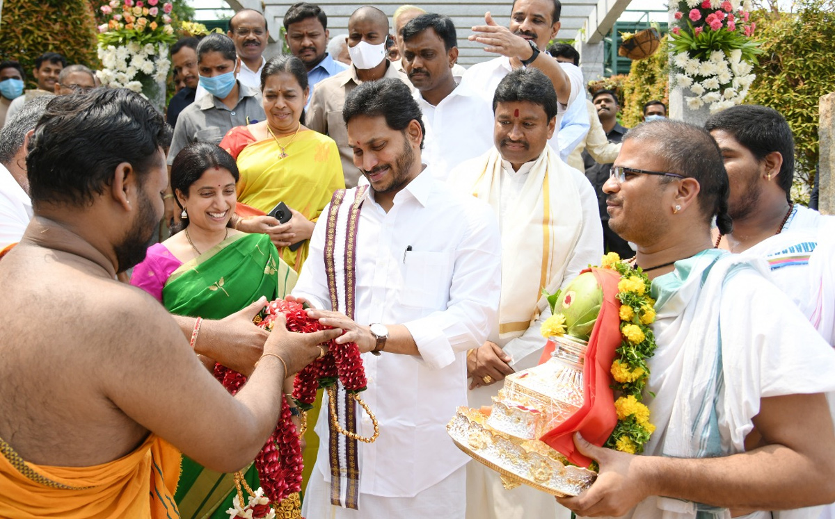 Photos: CM YS Jagan Couple Attends Ugadi Celebrations 2022 Tadepalli - Sakshi4