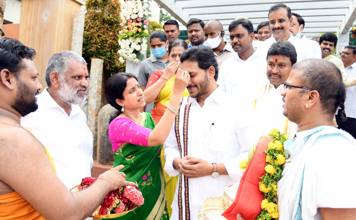 Photos: CM YS Jagan Couple Attends Ugadi Celebrations 2022 Tadepalli - Sakshi1