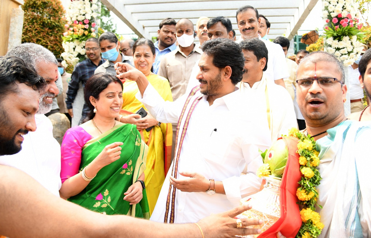 Photos: CM YS Jagan Couple Attends Ugadi Celebrations 2022 Tadepalli - Sakshi6