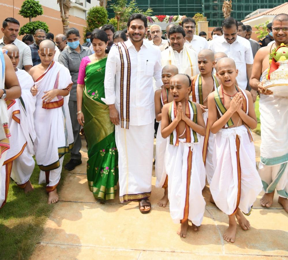 Photos: CM YS Jagan Couple Attends Ugadi Celebrations 2022 Tadepalli - Sakshi7