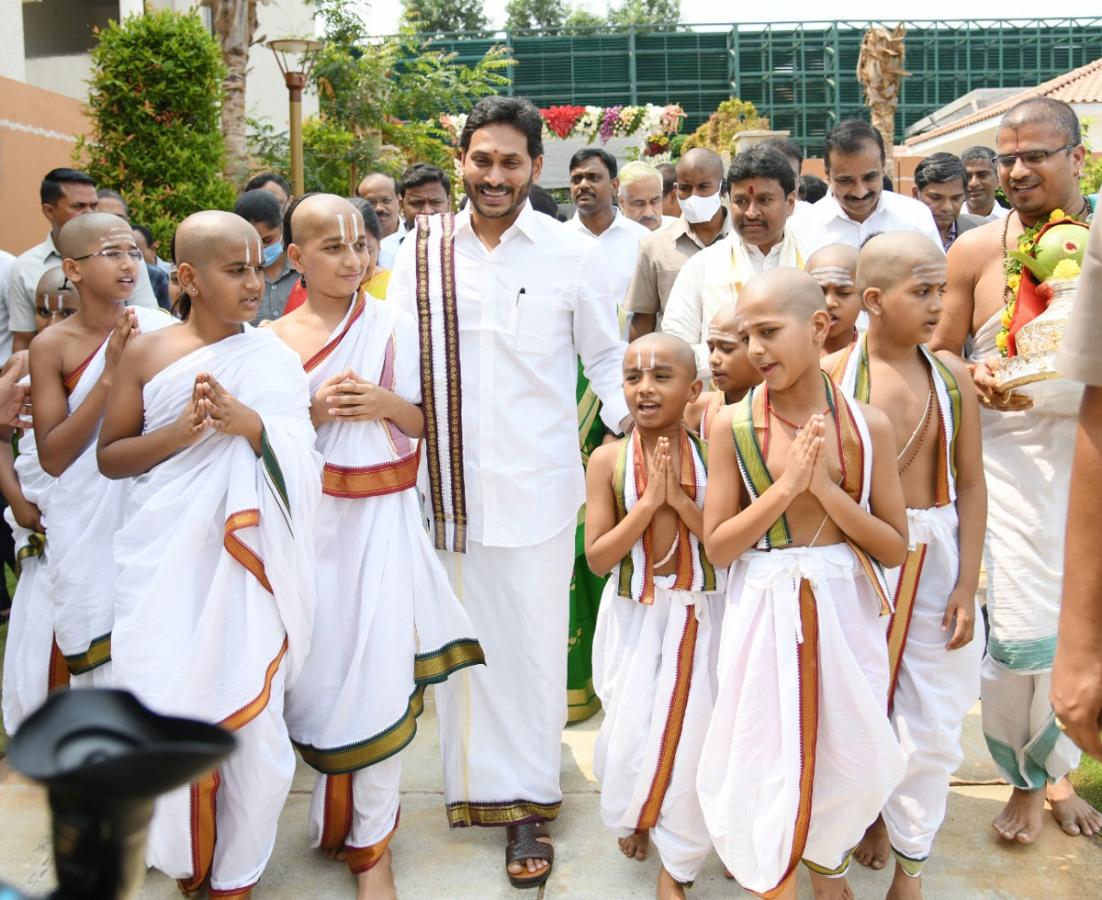 Photos: CM YS Jagan Couple Attends Ugadi Celebrations 2022 Tadepalli - Sakshi8