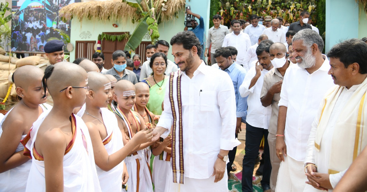 Photos: CM YS Jagan Couple Attends Ugadi Celebrations 2022 Tadepalli - Sakshi10