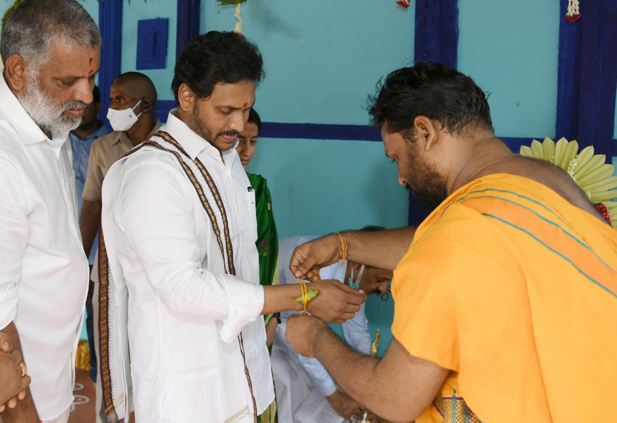 Photos: CM YS Jagan Couple Attends Ugadi Celebrations 2022 Tadepalli - Sakshi14