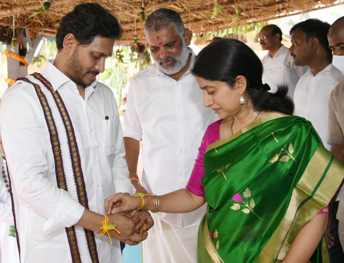 Photos: CM YS Jagan Couple Attends Ugadi Celebrations 2022 Tadepalli - Sakshi16