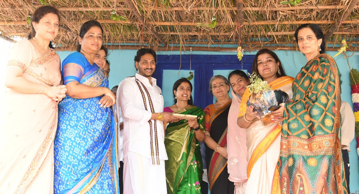 Photos: CM YS Jagan Couple Attends Ugadi Celebrations 2022 Tadepalli - Sakshi33