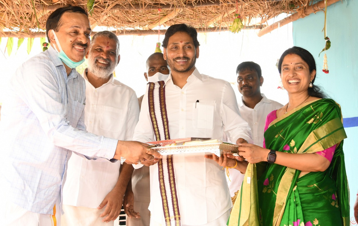 Photos: CM YS Jagan Couple Attends Ugadi Celebrations 2022 Tadepalli - Sakshi36