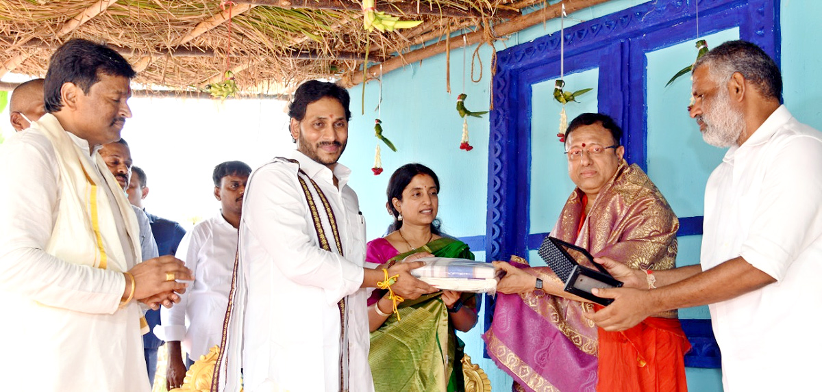 Photos: CM YS Jagan Couple Attends Ugadi Celebrations 2022 Tadepalli - Sakshi37