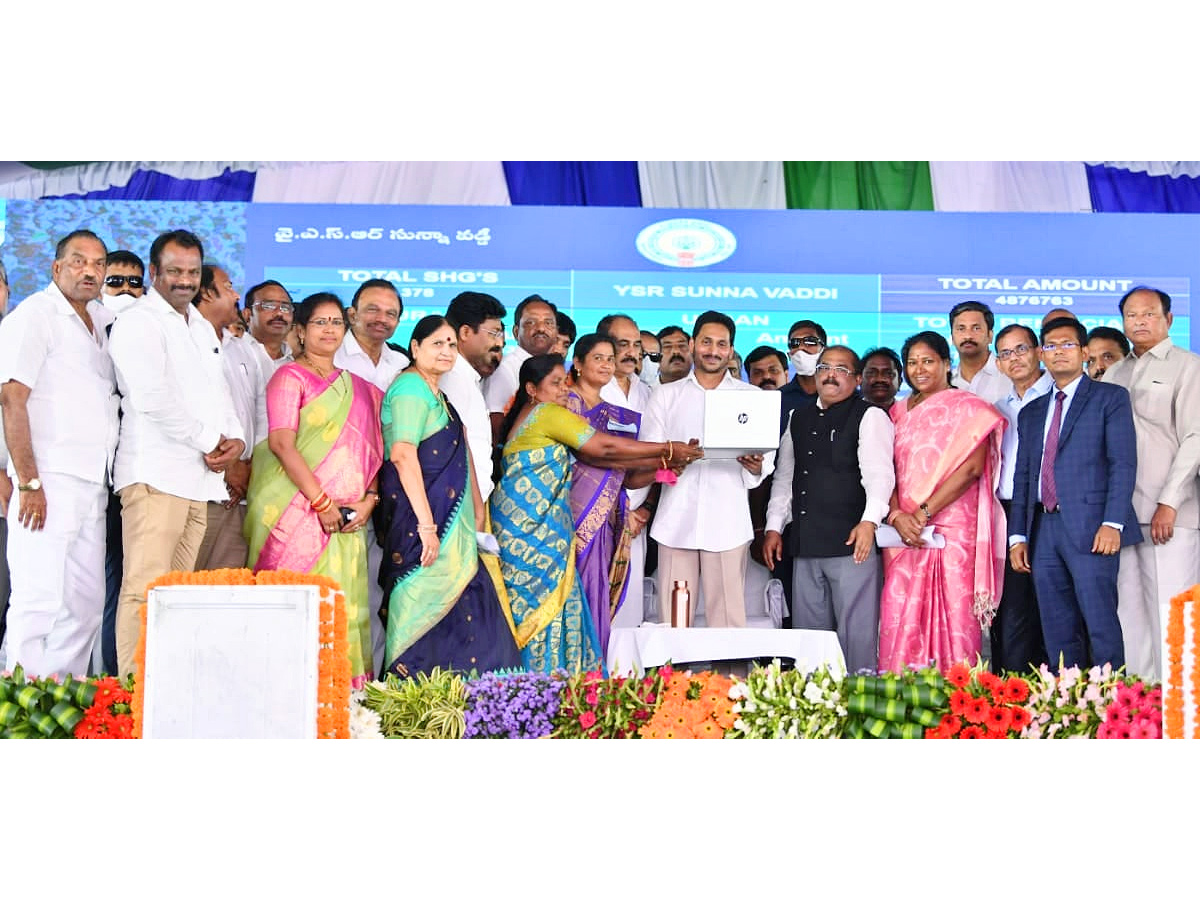 AP CM Jagan Launch 3rd Phase YSR Sunna Vaddi Scheme in Ongole Photo Gallery - Sakshi3