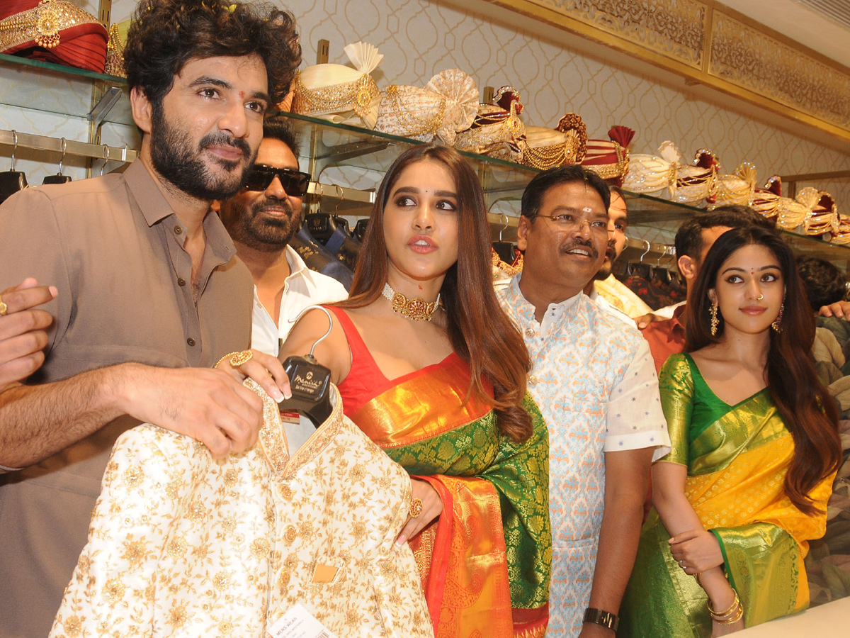 cine Actors at show room inaguration in Ananthapuram Photo Gallery - Sakshi4