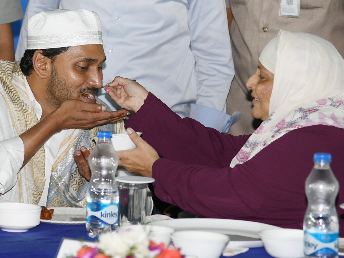 CM YS Jagan Attends Iftar Party at Vijayawada Photo Gallery - Sakshi2