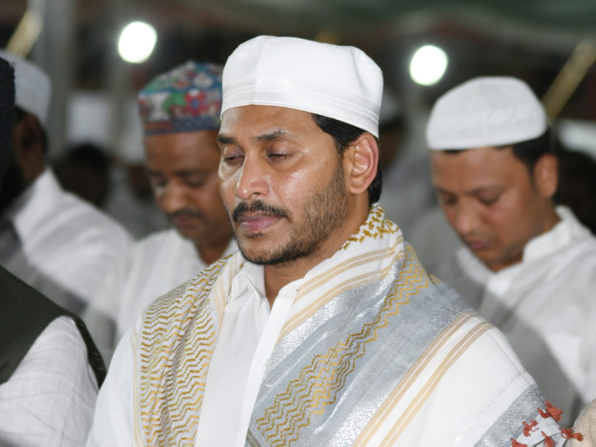 CM YS Jagan Attends Iftar Party at Vijayawada Photo Gallery - Sakshi10