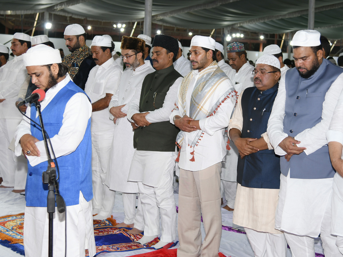 CM YS Jagan Attends Iftar Party at Vijayawada Photo Gallery - Sakshi11